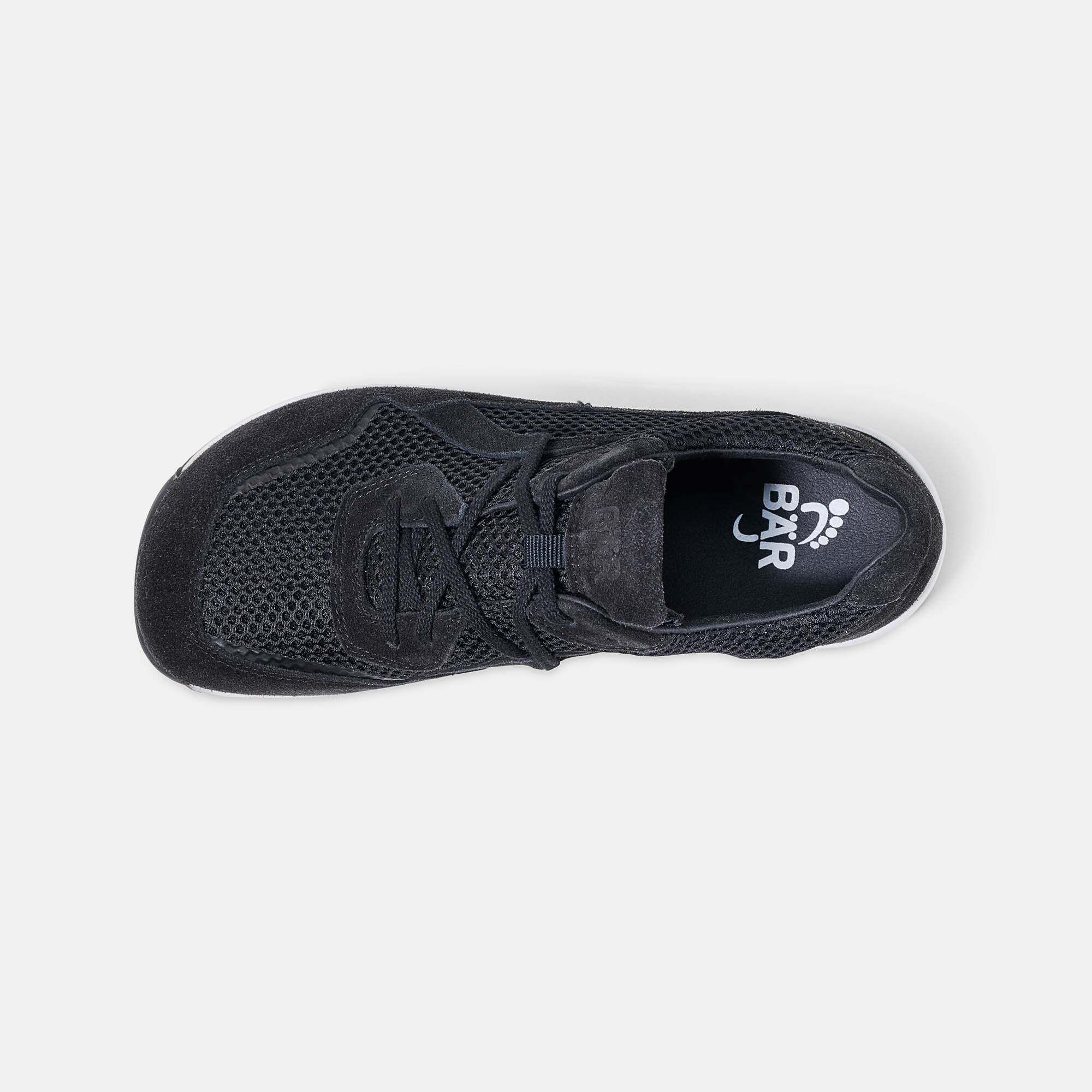 Oberansicht eines schwarzen Mesh-Sneakers mit Schnürung und Logo.