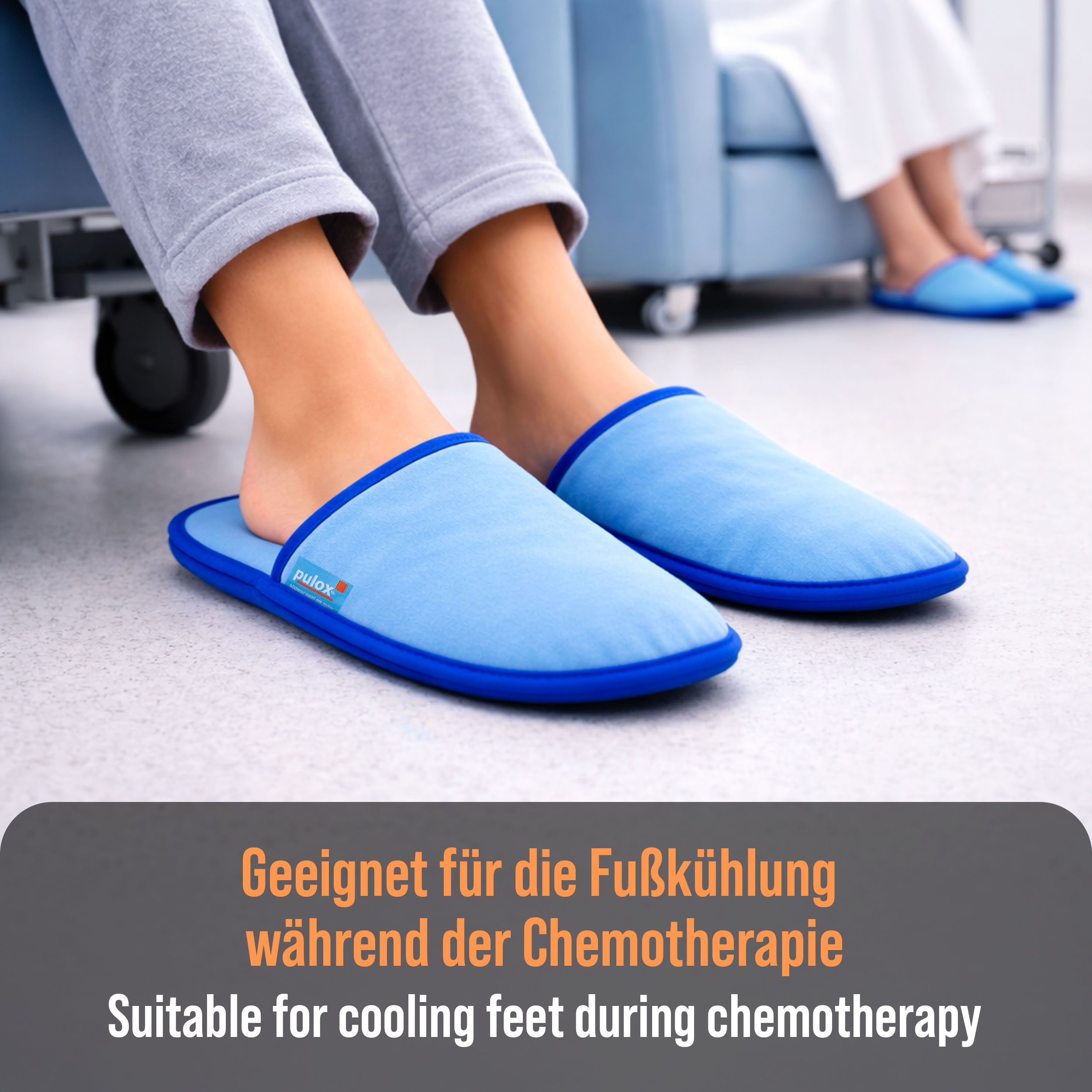 Person trägt hellblaue Slipper. Text: Geeignet für die Fußkühlung während der Chemotherapie. Auf dem Slipper ist ein Logo zu sehen.