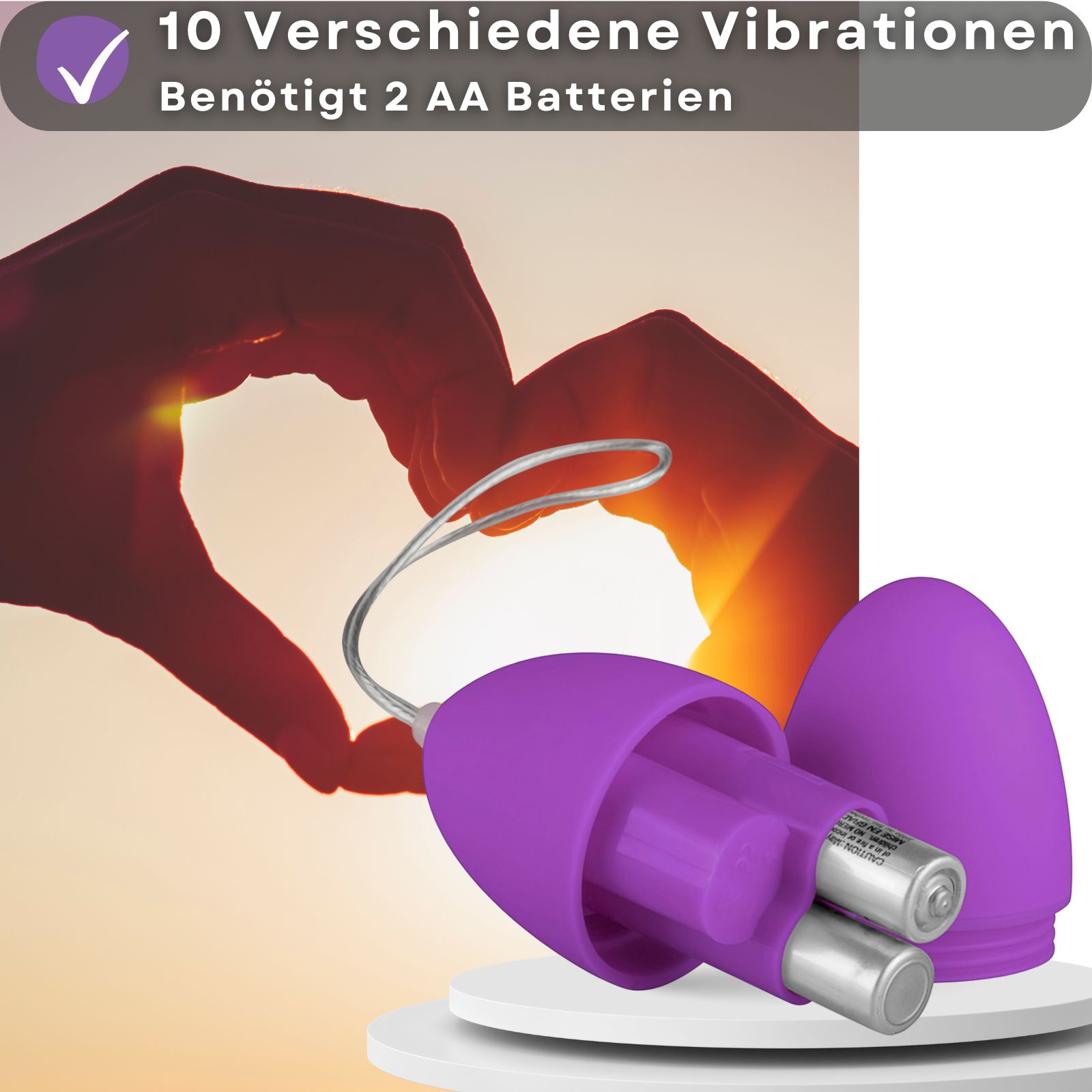 Lila Ei-Vibrator mit geöffnetem Gehäuse. Zwei Batterien sind sichtbar. Auf weißem Podest, vor Sonnenuntergang.