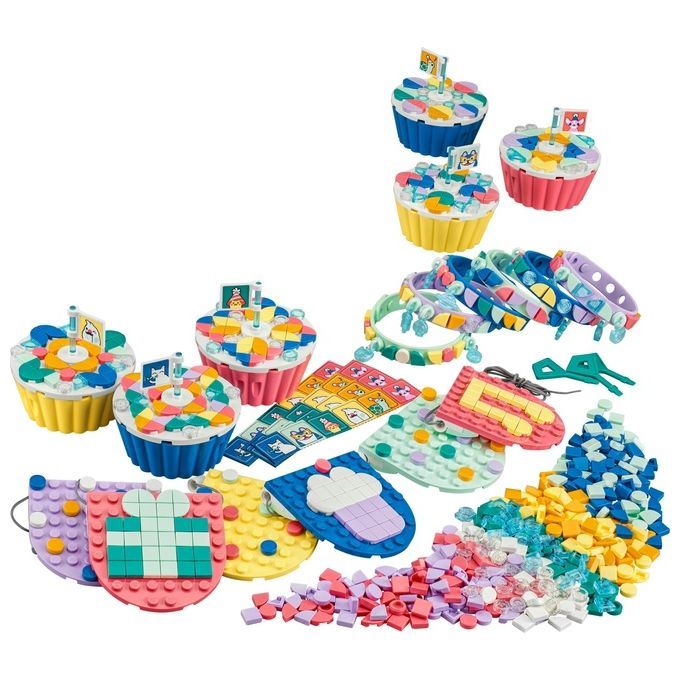 Il kit LEGO DOTS Ultimate Party, con braccialetti colorati, decorazioni per cupcake e una ghirlanda. Il set include piccoli pezzi LEGO colorati e istruzioni. Gli elementi sono disposti su una superficie bianca.