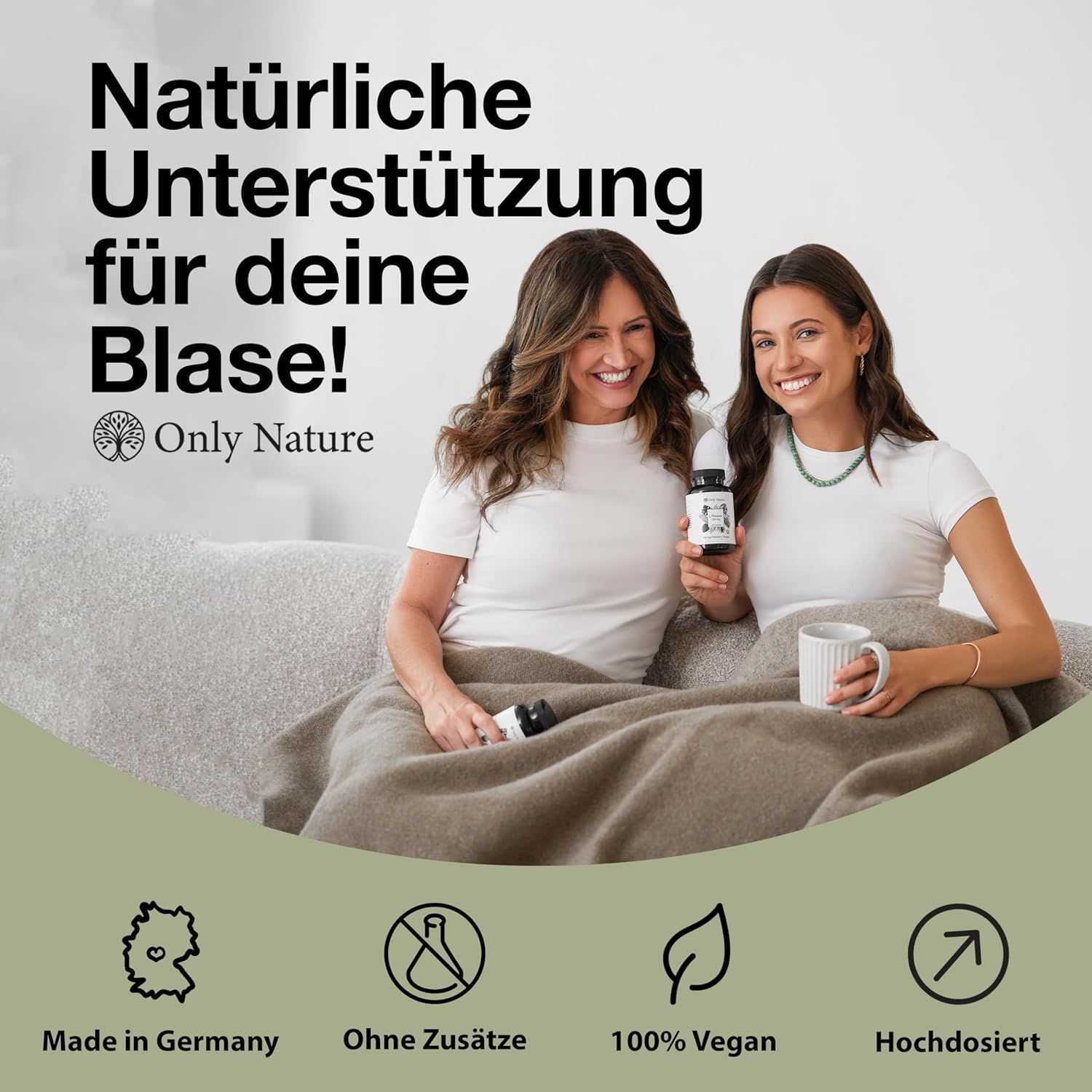 Zwei Frauen sitzen auf einer Couch. Eine hält eine Flasche. Text: Natürliche Unterstützung für deine Blase! Logos: Made in Germany, Vegan.