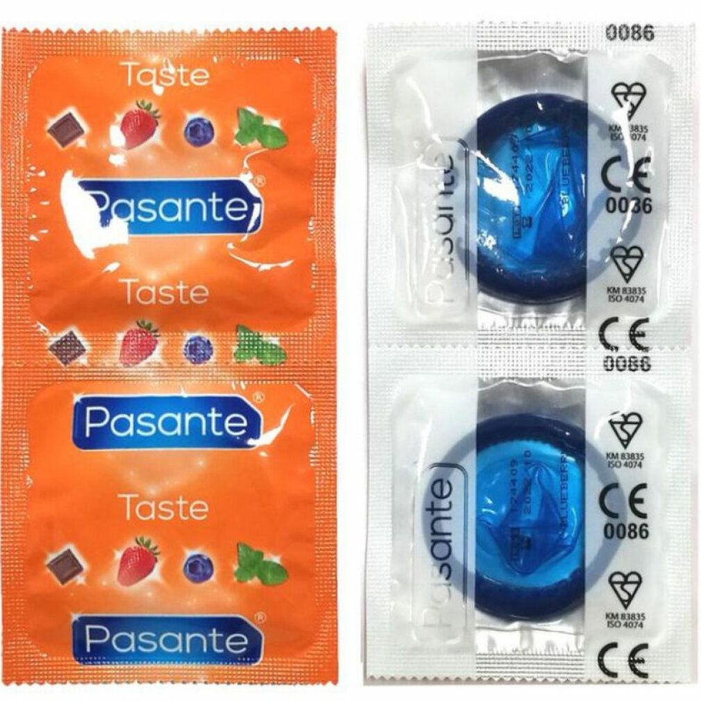 Zwei Kondomverpackungen. Marke Pasante Taste. Orangefarbene Verpackung mit Abbildungen von Schokolade, Erdbeere, Blaubeere und Minze. Einzelne Kondome.