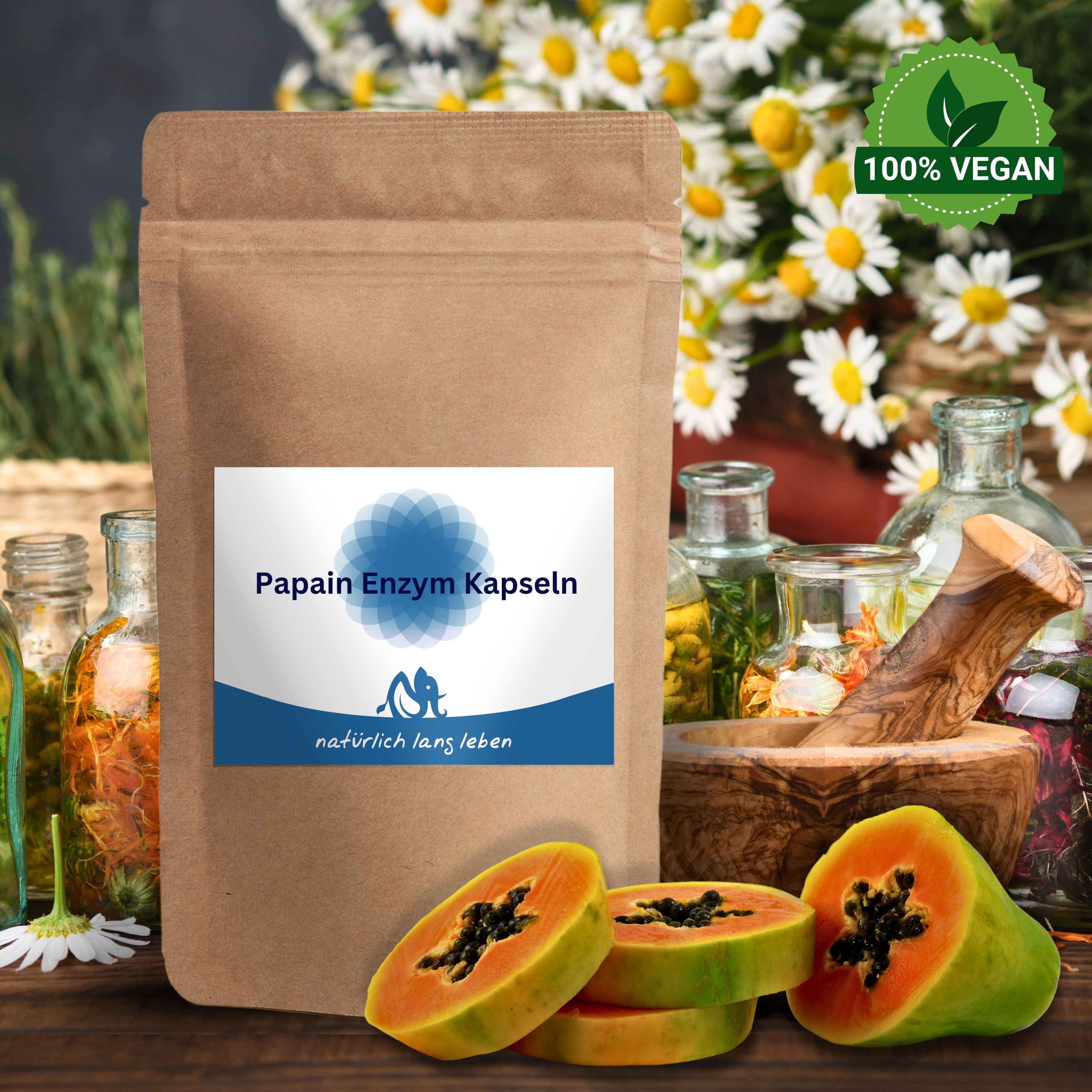 Braune Standbeutel mit Etikett. Aufschrift: Papain Enzym Kapseln, natürlich lang leben. Mit Papaya-Scheiben und Blumen im Hintergrund.