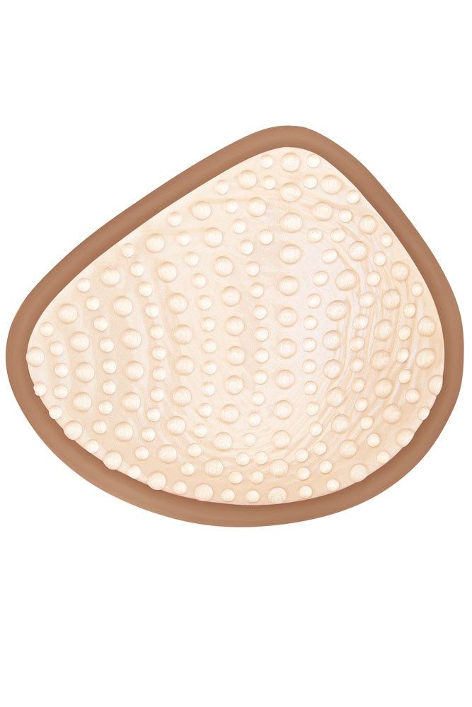 Brustprothese mit Noppenstruktur. Beige mit braunem Rand. Die Noppen sind in Reihen angeordnet.