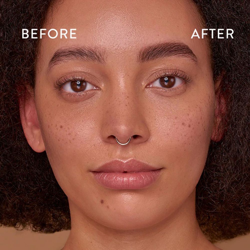 Gesicht einer Frau. Beschriftung: BEFORE und AFTER. Die Augenbrauen sind unterschiedlich betont.