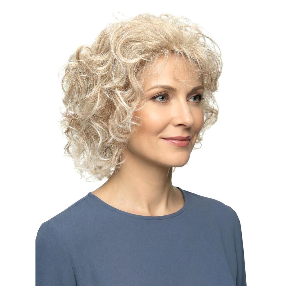 Hellblonde Perücke mit Locken. Die Frau trägt ein blaues Oberteil. Seitenansicht.