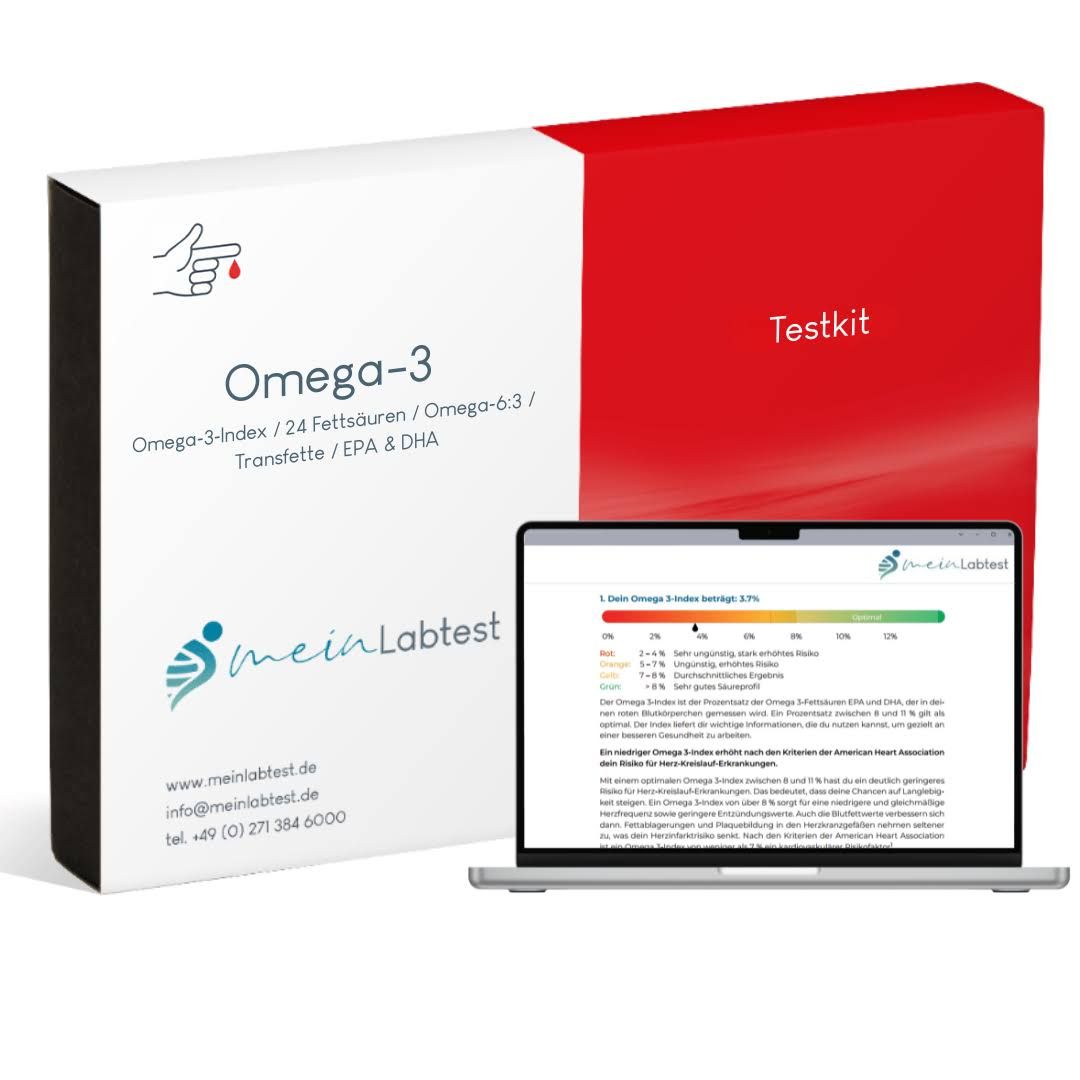 Weiß-rote Verpackung mit Meinlabtest-Logo und Omega-3-Test-Informationen. Ein Laptop zeigt Testergebnisse. Das Testkit ist im Hintergrund.