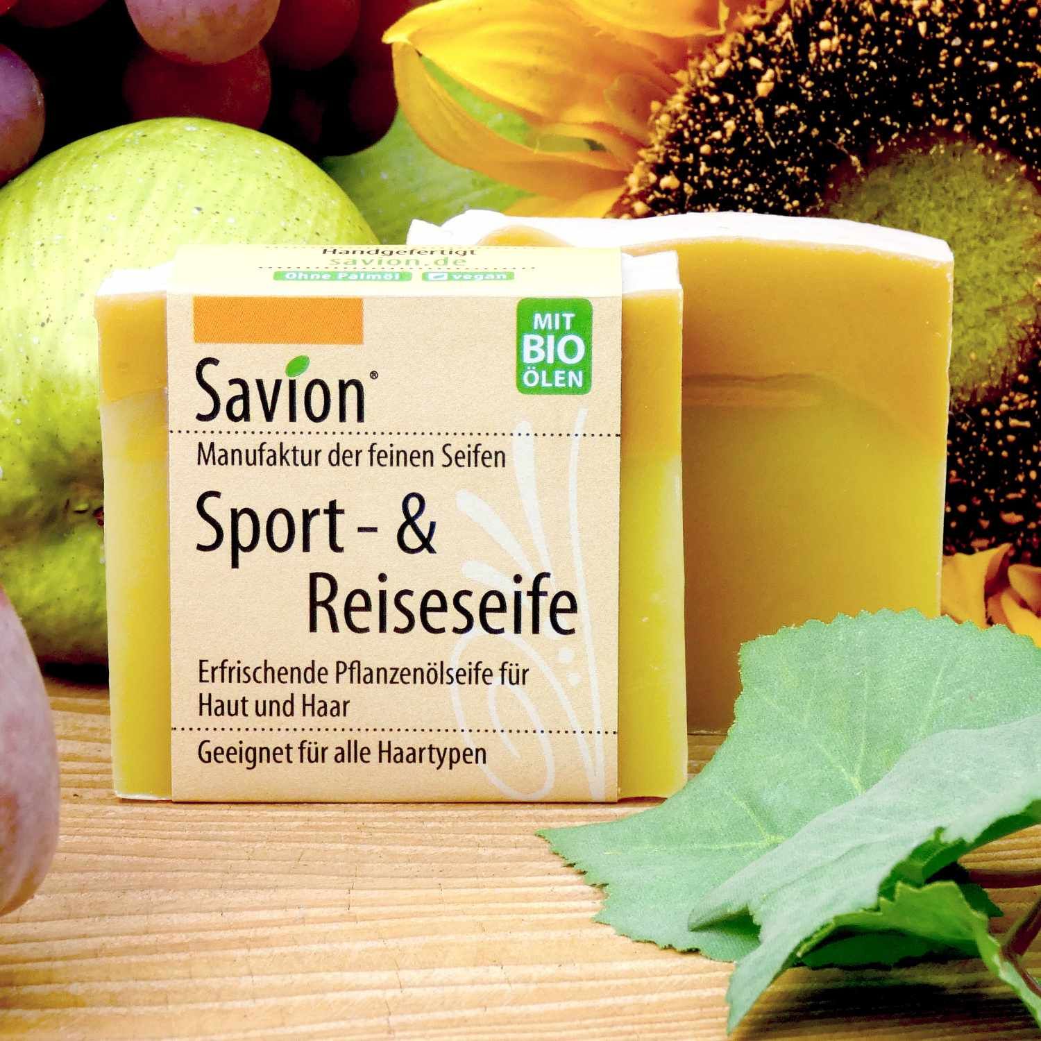 Gelbe Seife mit Aufschrift "Savion Sport- & Reiseseife". Text: Erfrischende Pflanzenölseife für Haut und Haar. Geeignet für alle Haartypen. Mit Bio-Ölen.
