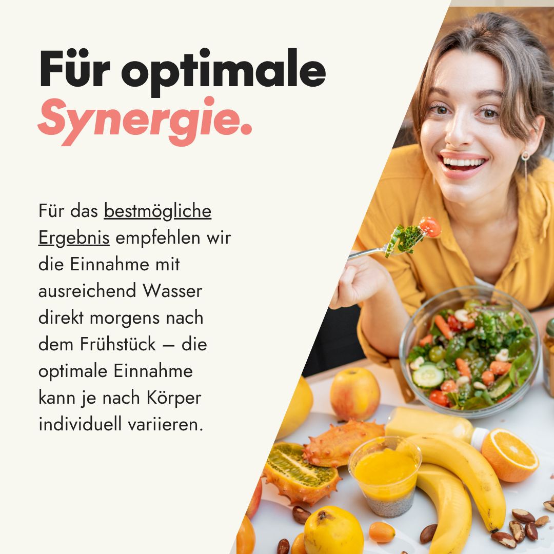 Frau isst Salat. Text: Für optimale Synergie. Einnahme mit Wasser direkt morgens nach dem Frühstück.