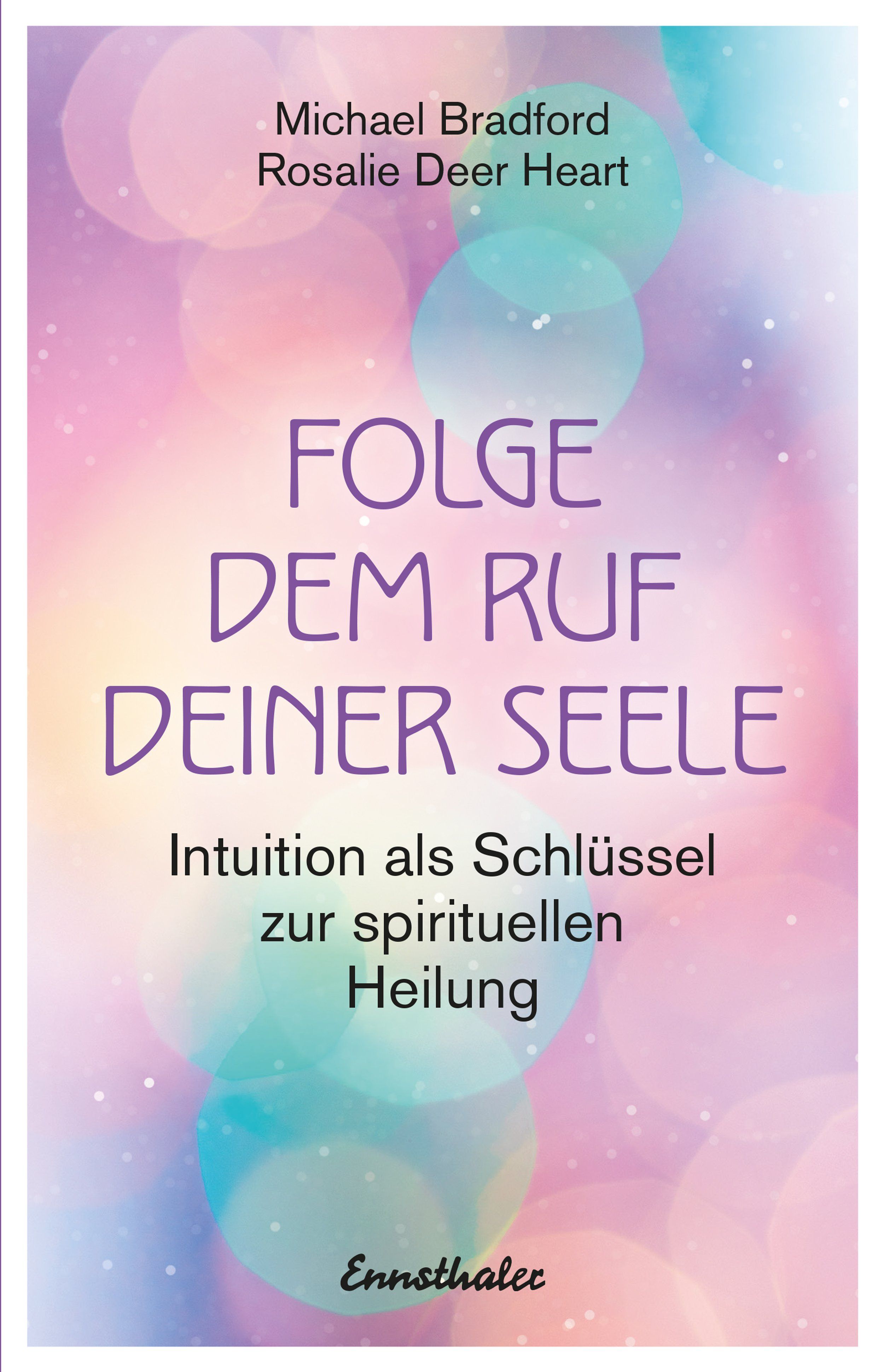 Buchcover mit Titel: Folge dem Ruf deiner Seele. Autoren: Michael Bradford, Rosalie Deer Heart. Verlag: Ennsthaler. Hintergrund: Bokeh-Effekt.