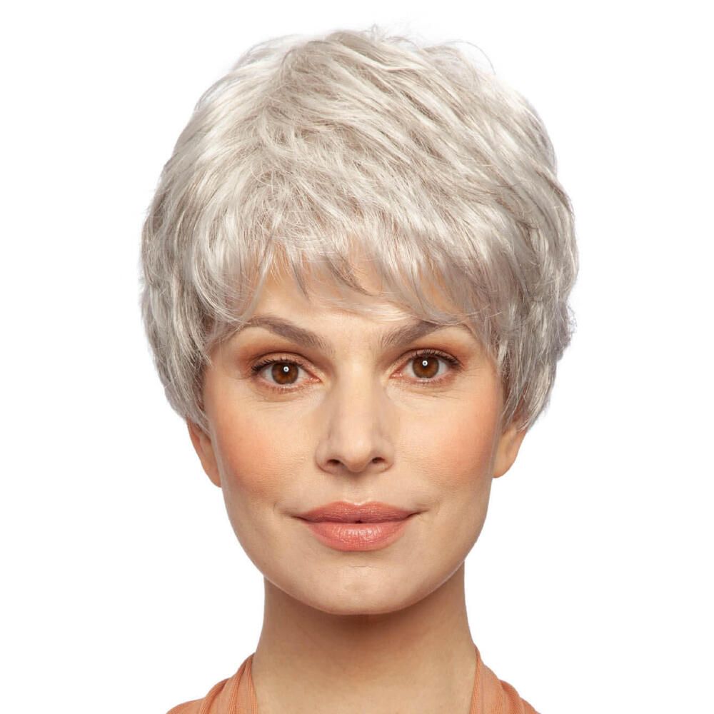 Kurzhaarperücke in Grau. Frontale Ansicht einer Frau mit Perücke. Kurzer, gestufter Schnitt.