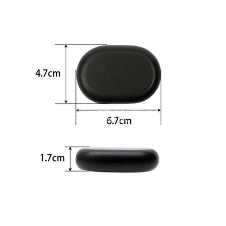 Schwarzer, ovaler Massagestein mit Maßangaben: 6,7 cm lang, 4,7 cm breit, 1,7 cm hoch.