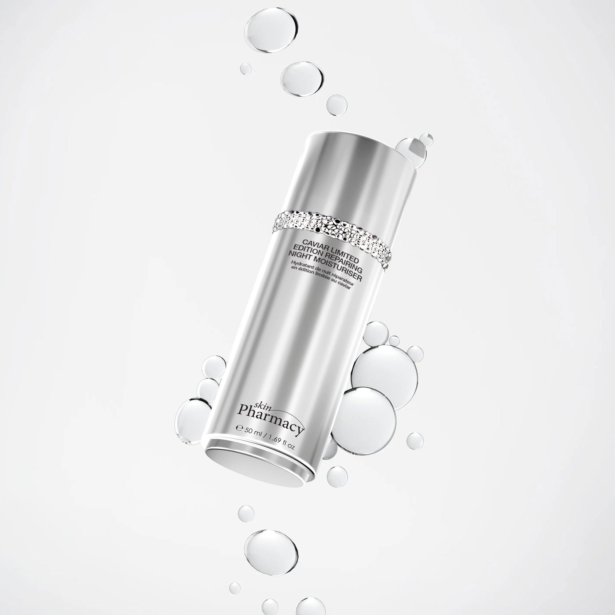 Silberne Flasche mit Strassband. Text: Caviar Limited Edition Repairing Night Moisturiser. Marke: skinPharmacy. Mit Wassertropfen.