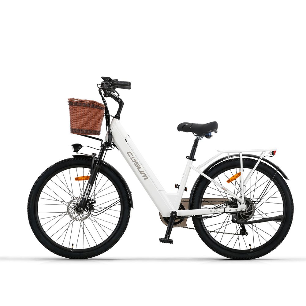 Weißes E-Bike mit braunem Korb, schwarzem Lenker und Reifen. Marke CYSUM.