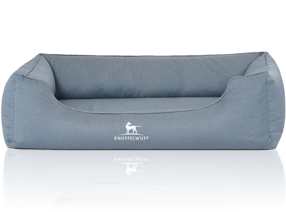 Hundebett Leon, blau, rechteckig, mit erhöhtem Rand. Knuffelwuff Logo. Reflektierende Oberfläche.