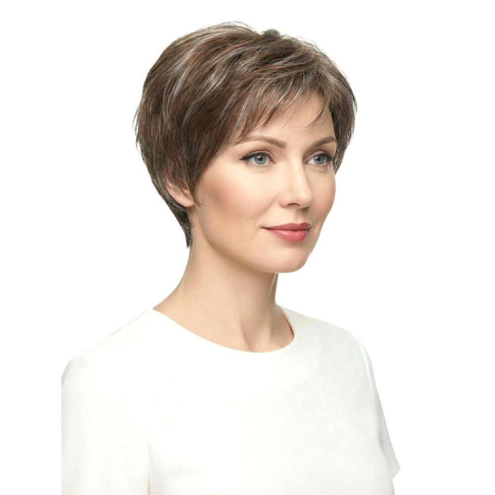 Nahaufnahme einer Frau mit Kurzhaarperücke, braun-graue Strähnen. Frau mit weißem Oberteil.