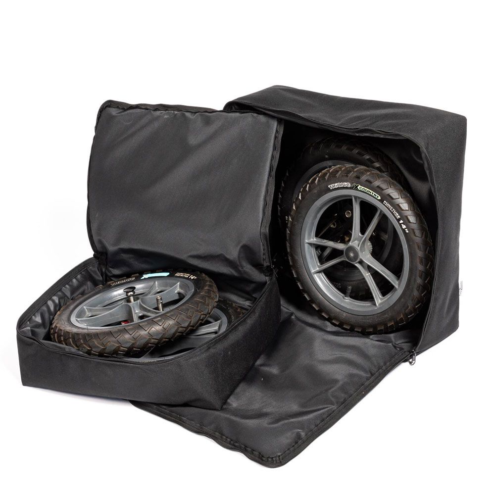 Schwarze Transporttasche, geöffnet. Räder sichtbar. Zwei Räder in separaten Fächern.