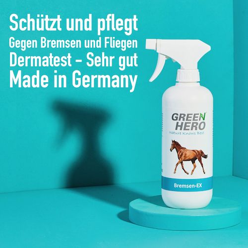 Weiße Sprühflasche mit grünem Etikett. Aufschrift: GREEN HERO, Bremsen-EX. Abbildung eines Pferdes. Text: Dermatest - Sehr gut. Made in Germany.