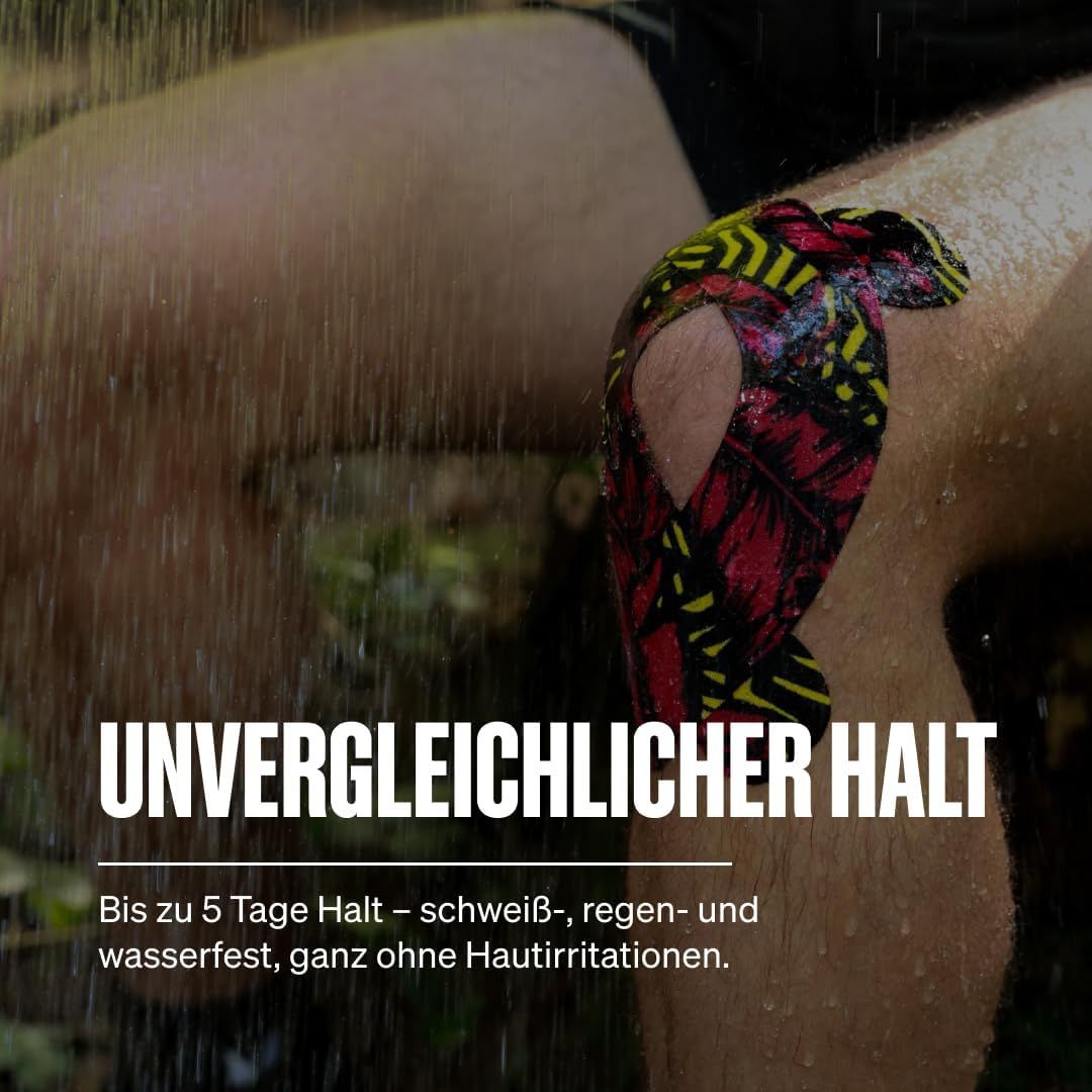 Kinesiologie Tape mit Blattmuster auf einem Knie unter Wasser.