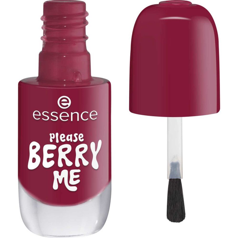 Nagellackflasche mit geöffnetem Deckel. Aufschrift "essence" und "PLEASE BERRY ME". Bürste sichtbar.