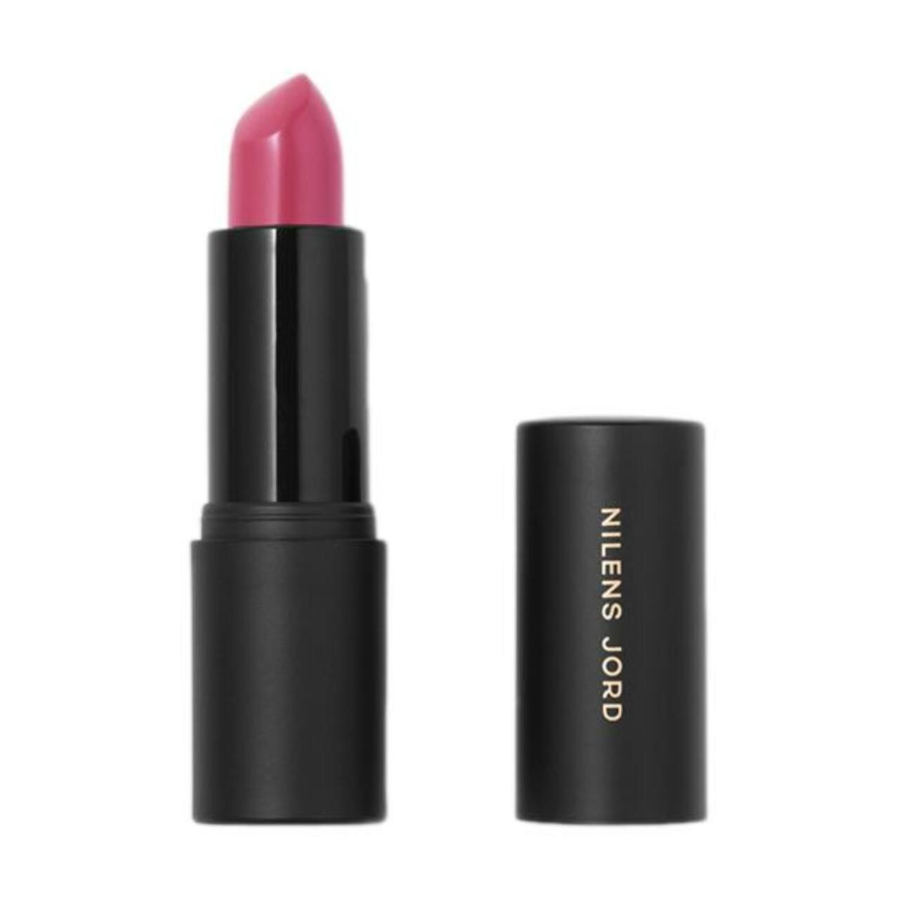Lippenstift mit schwarzer Hülse und rosafarbener Spitze. Der Deckel liegt daneben. Auf dem Deckel steht "NILENS JORD".