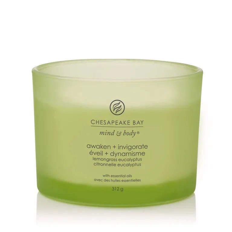 Grüne Kerze in Glasbehälter. Aufschrift: Chesapeake Bay, mind & body, awaken + invigorate, 312g. Mit ätherischen Ölen.