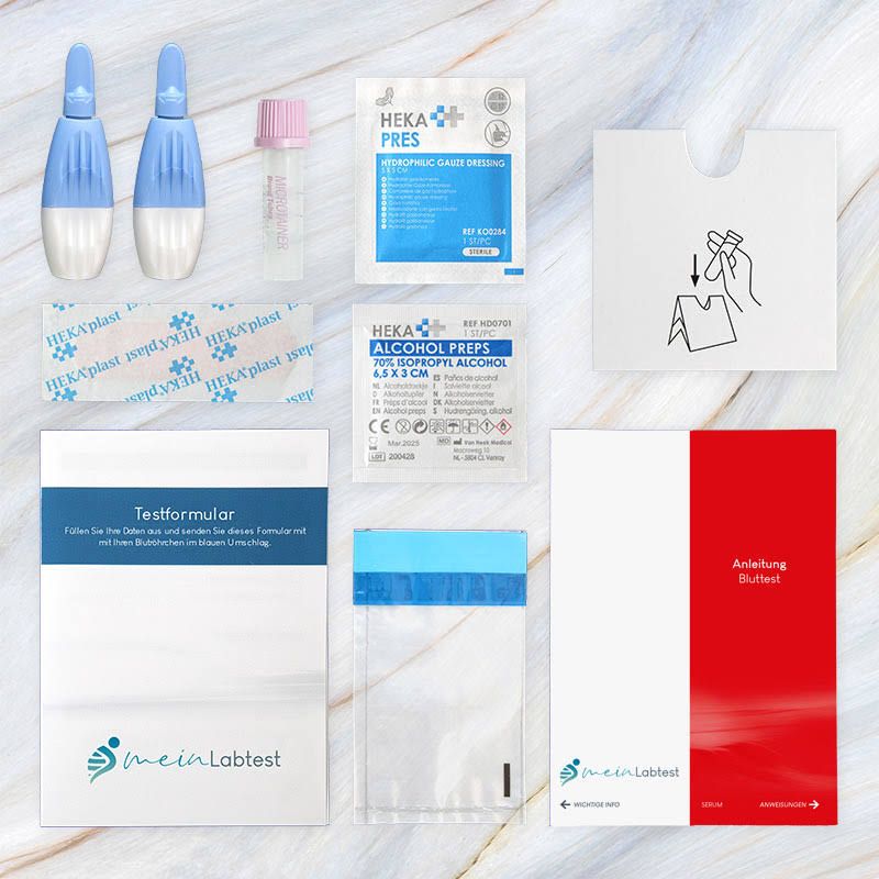Verschiedene Testkomponenten: Lanzetten, Röhrchen, Pflaster, Alkoholtupfer, Tupfer, Testformular, Anleitung.