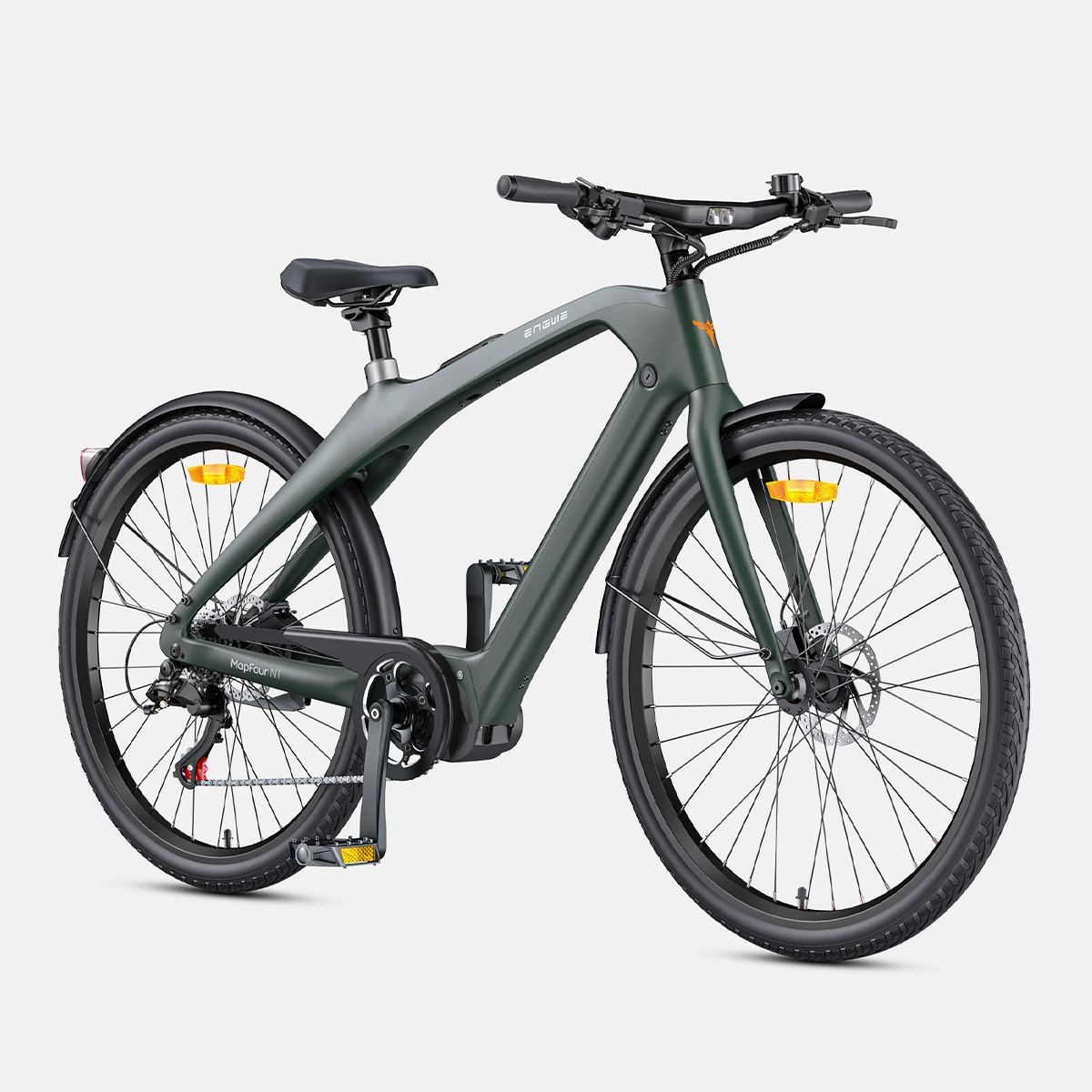 Grünes E-Bike mit schwarzen Reifen und Schutzblechen. Sichtbar sind Sattel, Lenker, Pedale und Scheibenbremsen.