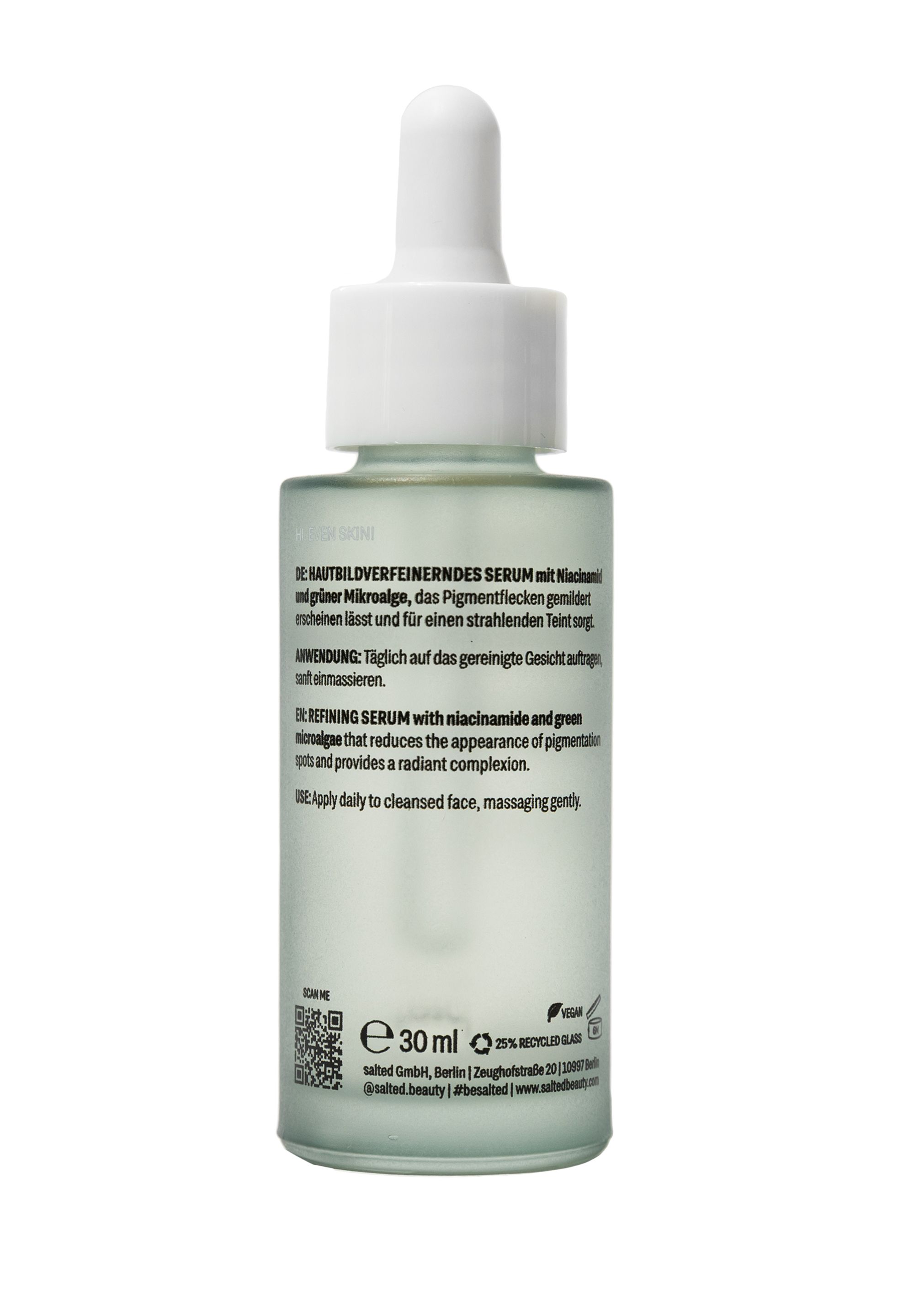 Rückseite der Flasche. Aufschrift: Verfeinerndes Serum mit Niacinamid. 30 ml. salted. Mit QR-Code.