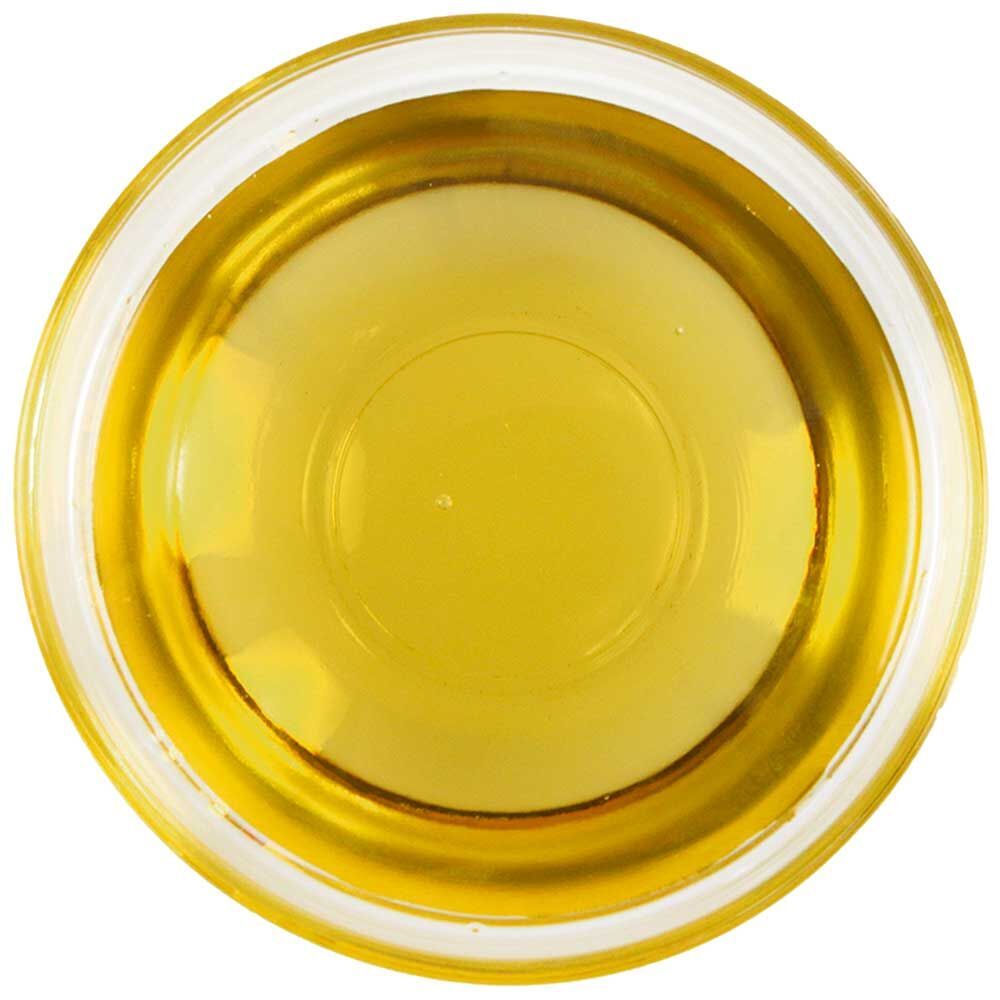 Draufsicht auf eine Glasschale mit gelber Flüssigkeit. Klare, runde Schale. Flüssigkeit ist gelb und durchsichtig.