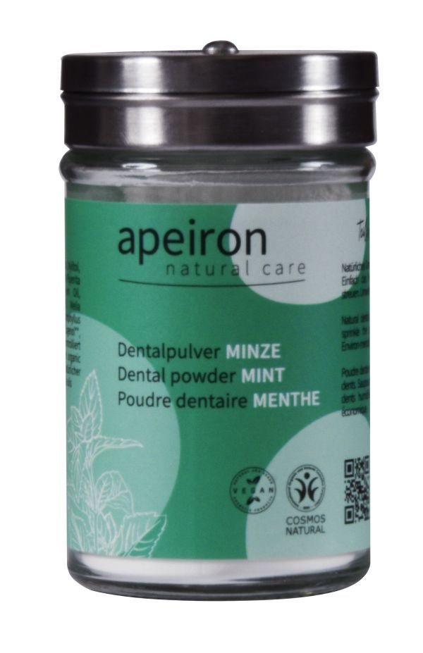 Zahnputzpulver in einem Glasbehälter mit Metallverschluss. Aufschrift: apeiron, Dentalpulver Minze, Vegan-Siegel und Cosmos Natural.