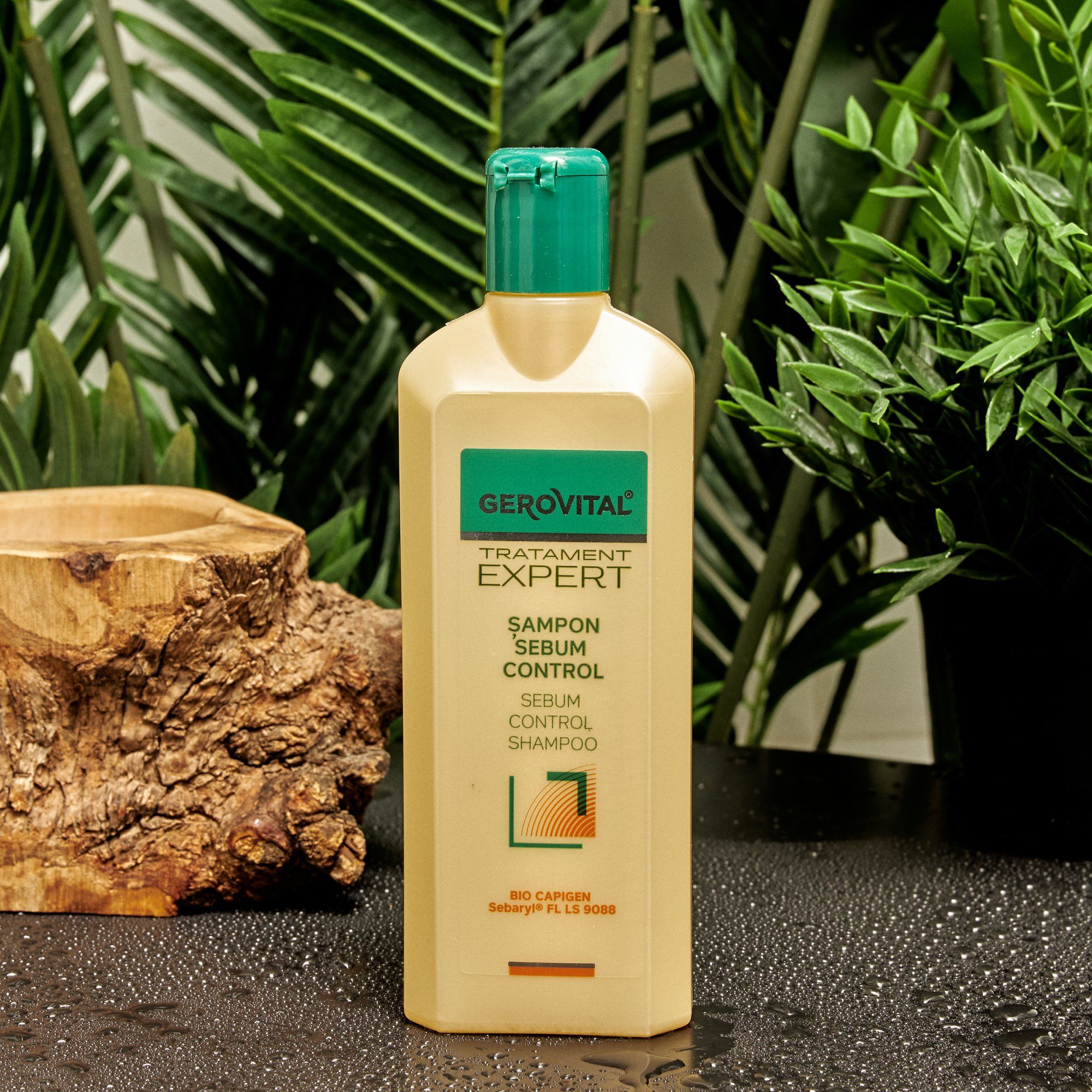 Beige Shampoo-Flasche mit grünem Deckel. Beschriftung: Gerovital, Tratament Expert, Sebum Control Shampoo. Auf schwarzem Untergrund.