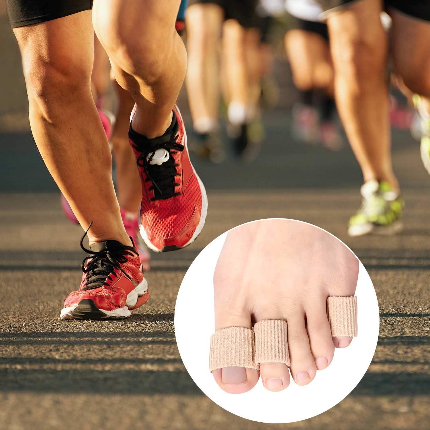 Nahaufnahme eines Fußes mit drei beige Silikon-Gelröhrchen auf den Zehen. Läufer im Hintergrund.