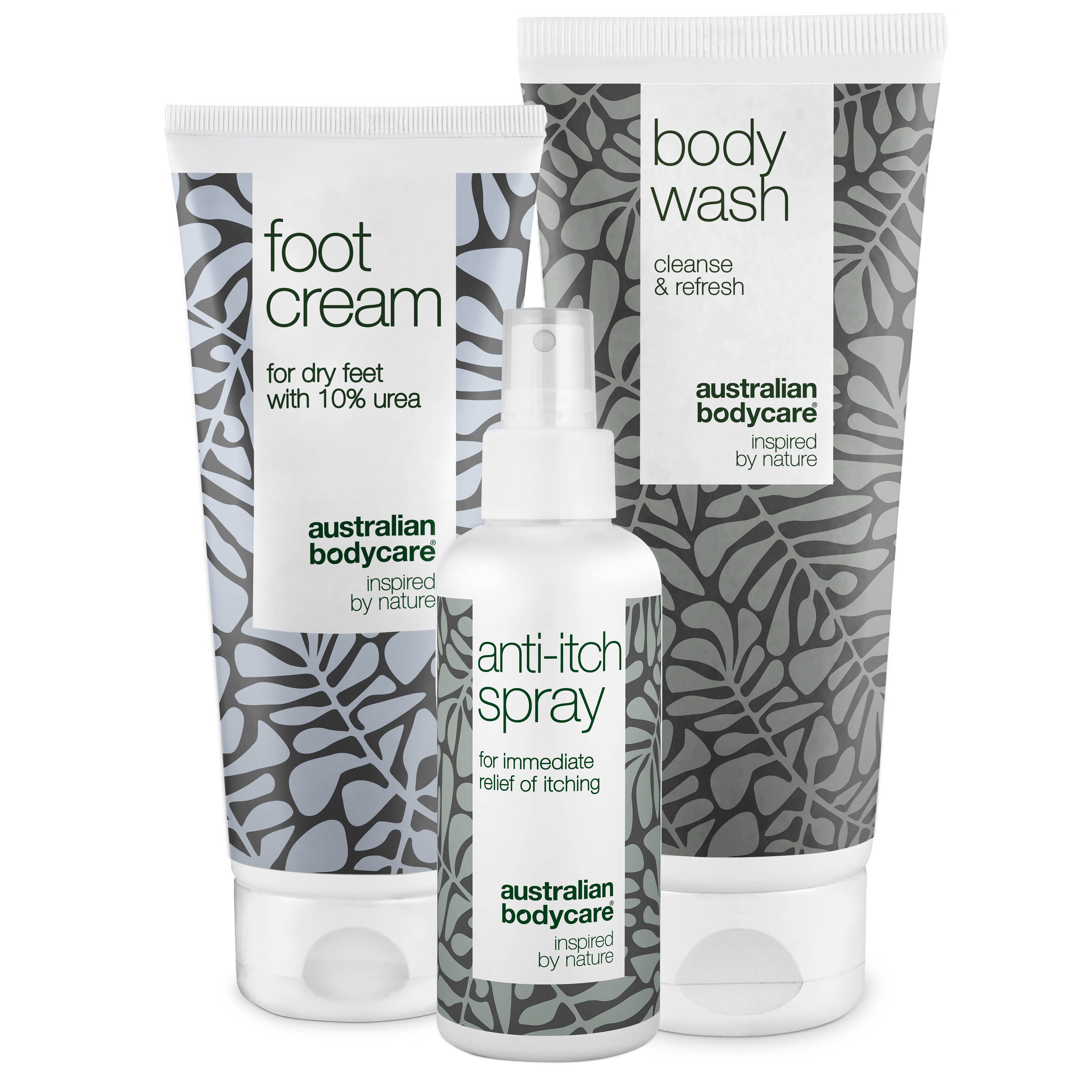 Drei Produkte: Fußcreme, Body Wash und Anti-Juckreiz-Spray. Alle in weißen Tuben und Flaschen mit grauen Blättern.