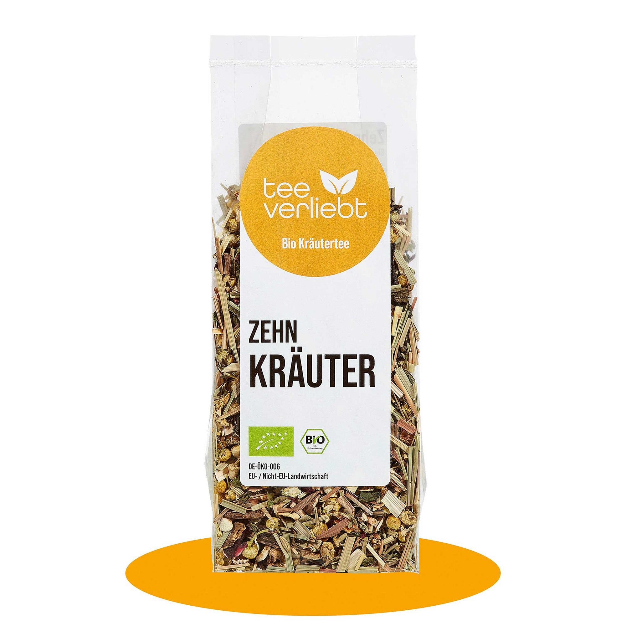 Klare Verpackung mit Kräutermischung. Aufkleber mit Logo, "Bio Kräutertee" und "ZEHN KRÄUTER". Bio-Siegel.