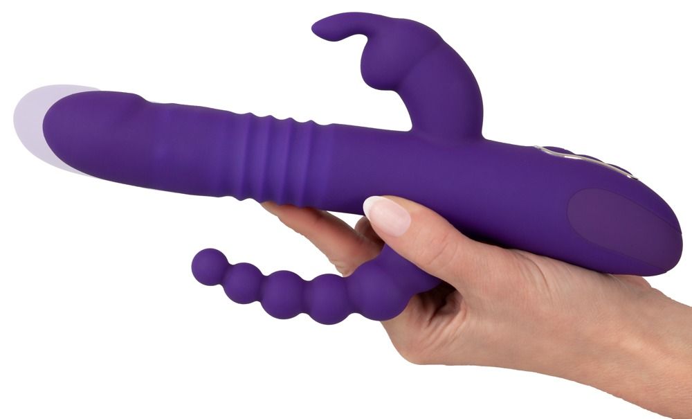 Lila Vibrator in Hand gehalten. Kaninchenohren und Perlenreihe sichtbar.