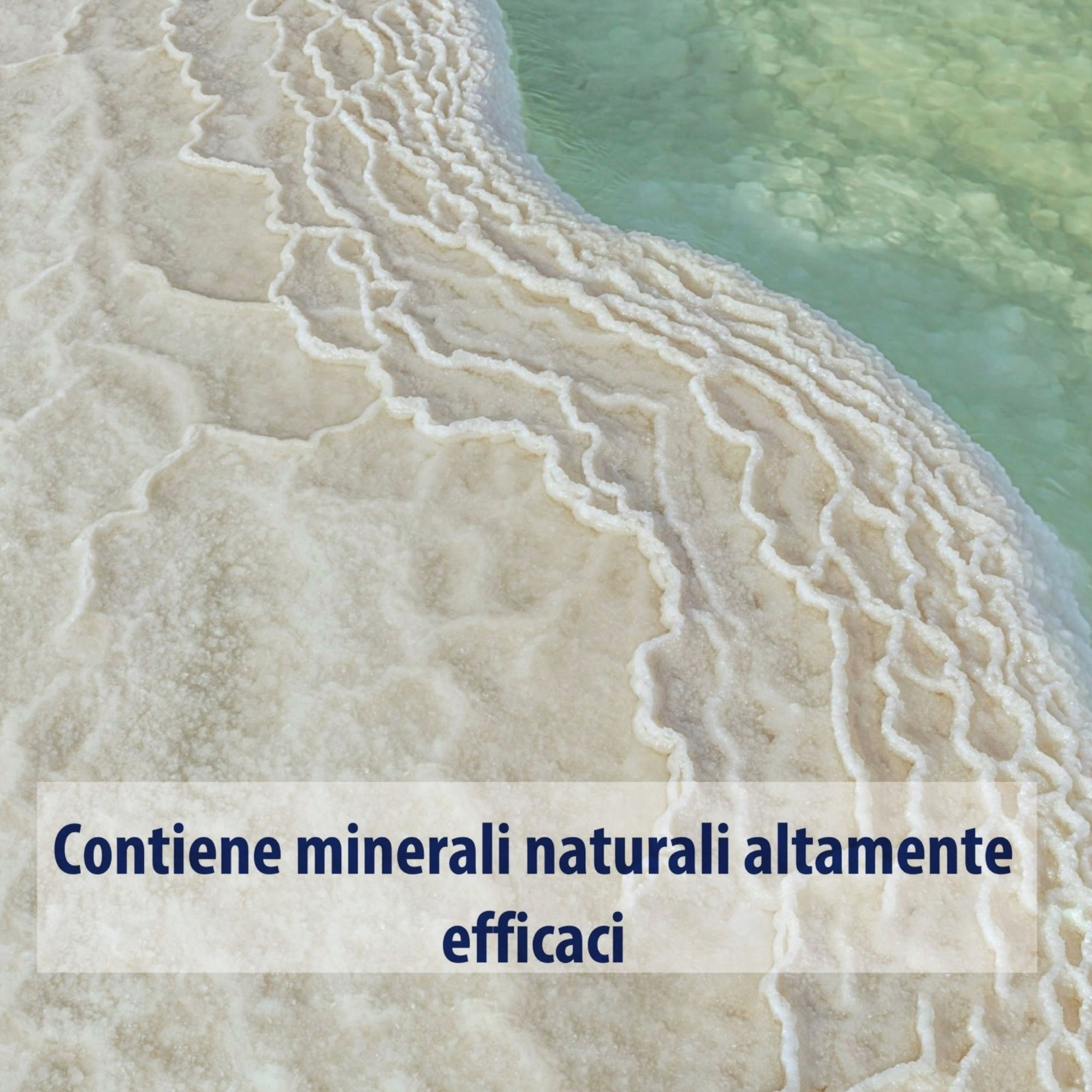 Primo piano di minerali. Testo: Contiene minerali naturali altamente efficaci.