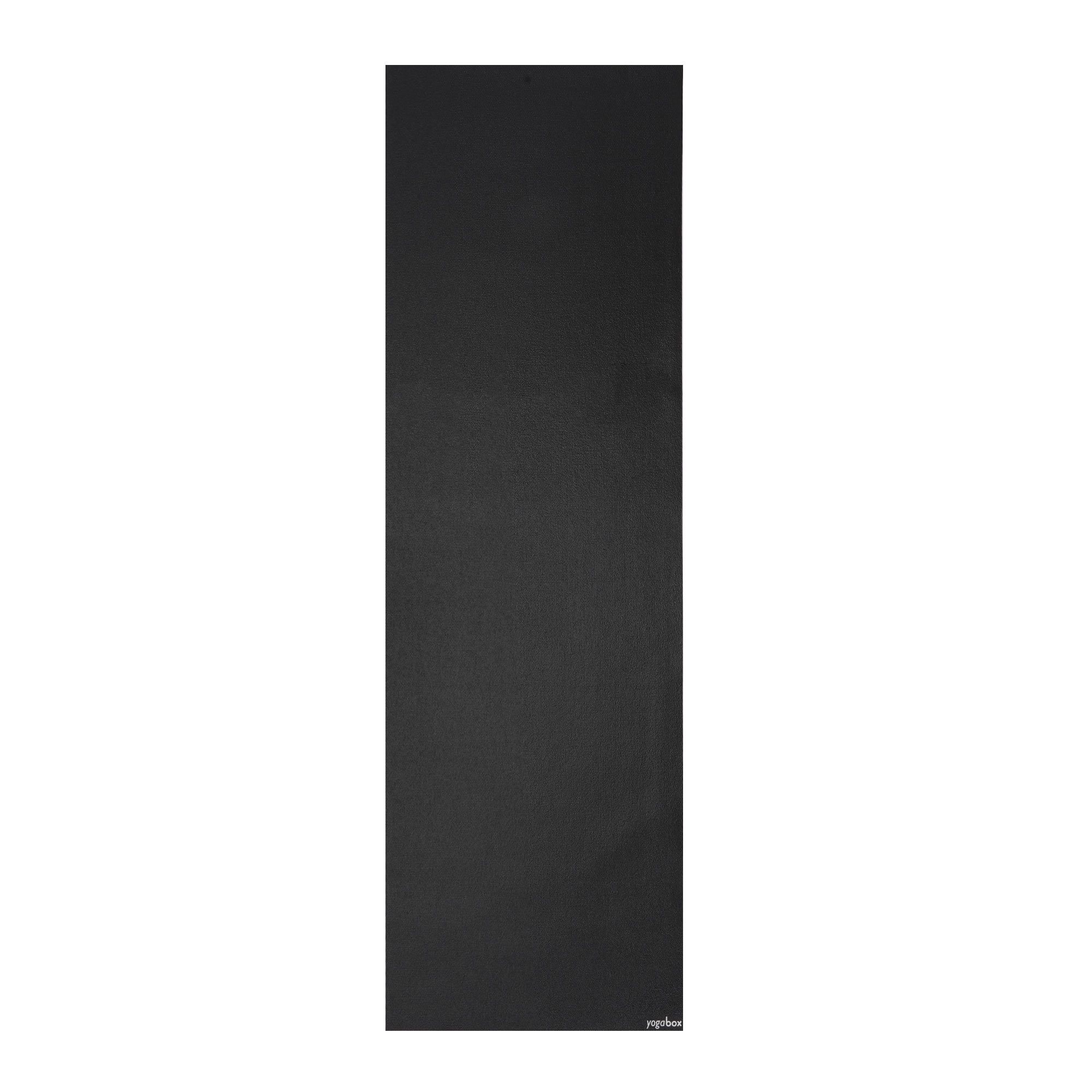 Schwarze Yogamatte, flach ausgelegt. Dezentes 'yogabox' Logo unten rechts. Gleichmäßige Textur.