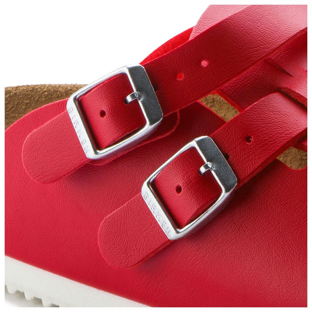 Detailansicht der roten Birkenstock Kay SL Katze. Silberne Schnallen. Riemen mit Birkenstock-Logo.
