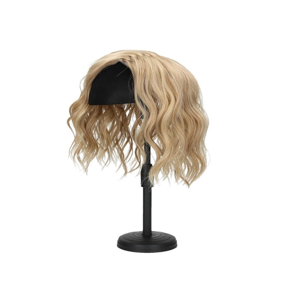 Blondes Haarteil auf einem schwarzen Ständer. Welliges Haar, das auf einem schwarzen Kopfstück befestigt ist.