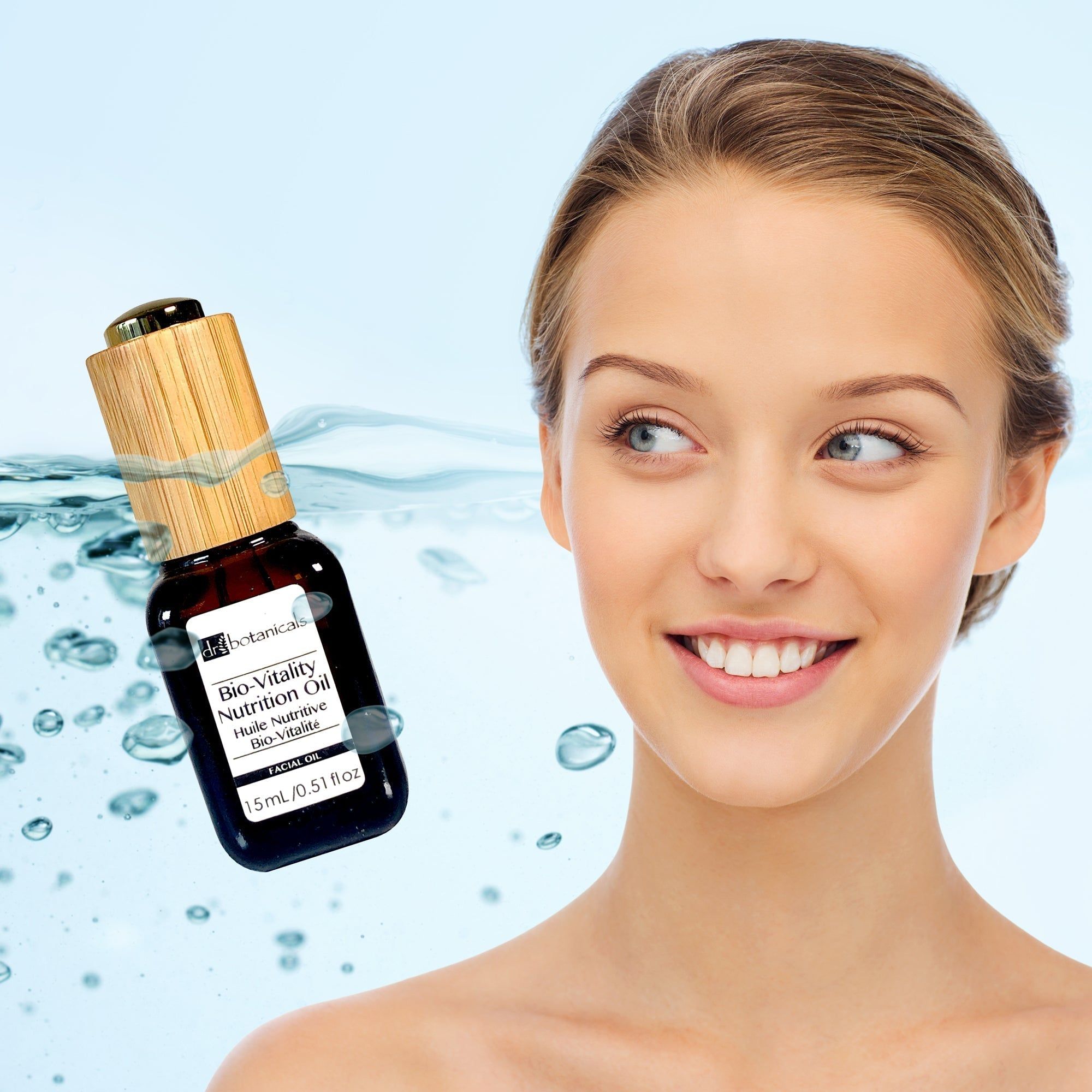 Braune Glasflasche mit Holzverschluss. Beschriftung: Bio-Vitalität Ernährungsöl. 15ml/0.51 fl oz. Frau im Hintergrund.