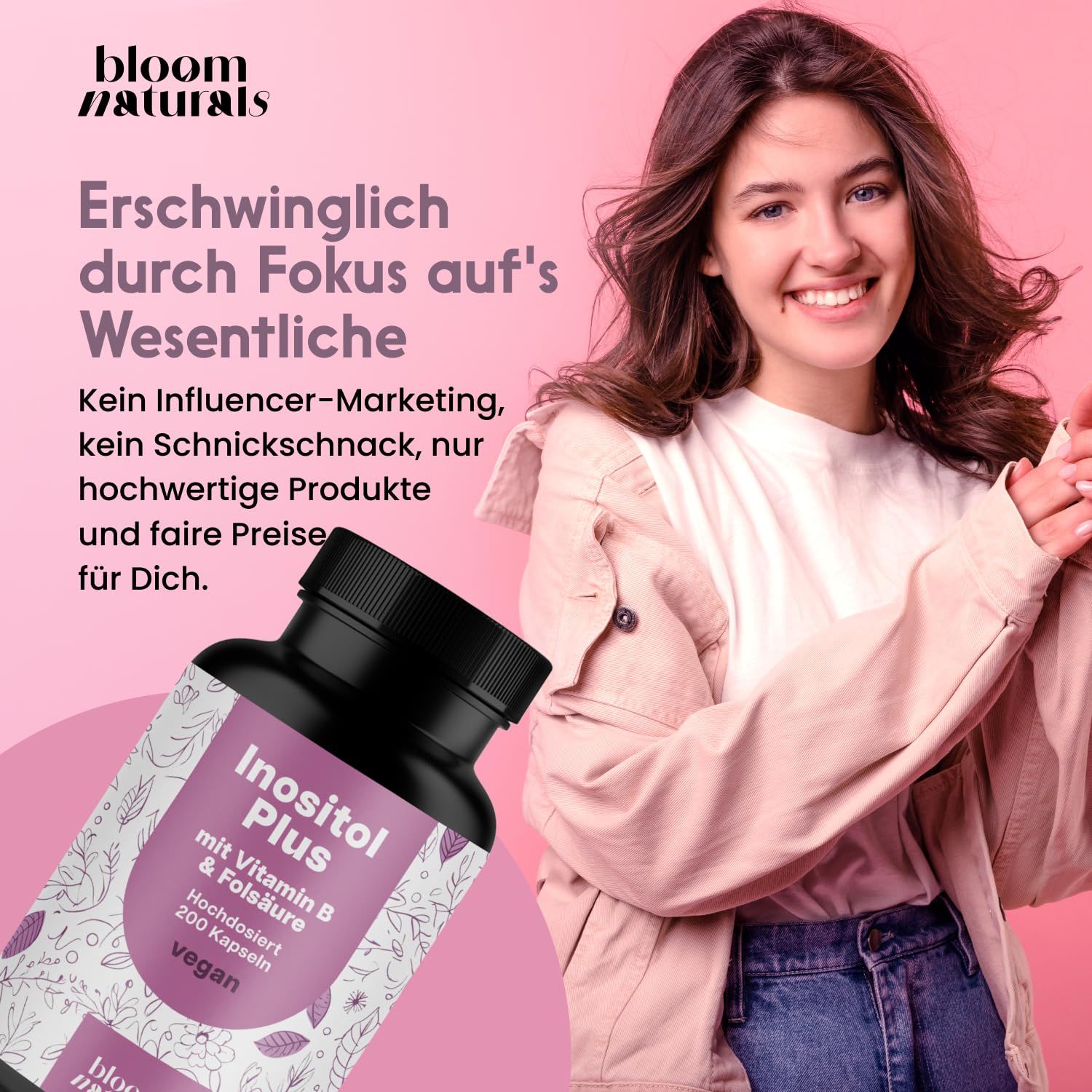 Junge Frau lächelt, neben ihr Inositol Plus Flasche. Text: "Erschwinglich durch Fokus aufs Wesentliche".