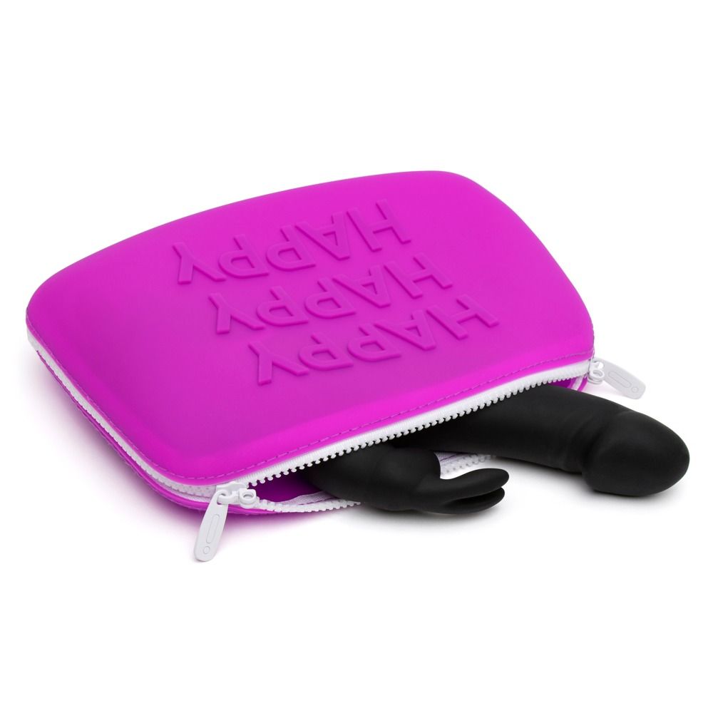 Ein schwarzer Gegenstand ragt aus einer offenen, pinken Tasche mit der Aufschrift "HAPPY".
