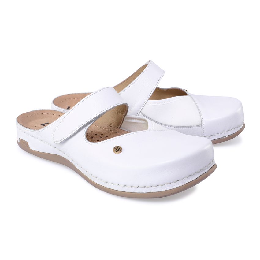 Weiße Leder-Haluxpantolette. Sichtbar: Marke LEON, Größe 41, Riemen, braune Sohle. Nahaufnahme.