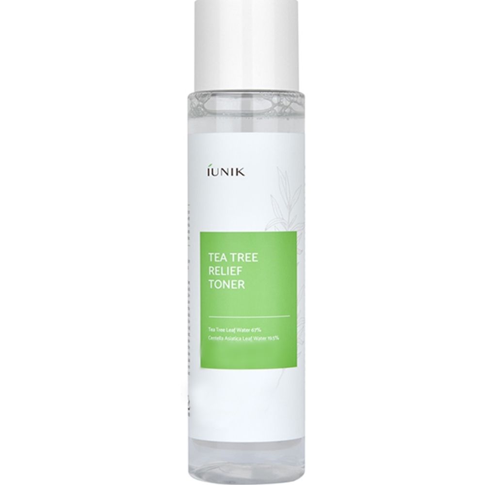 Transparente Flasche mit weißem Deckel. Grün-weißes Etikett mit Text: IUNIK, Tea Tree Relief Toner.