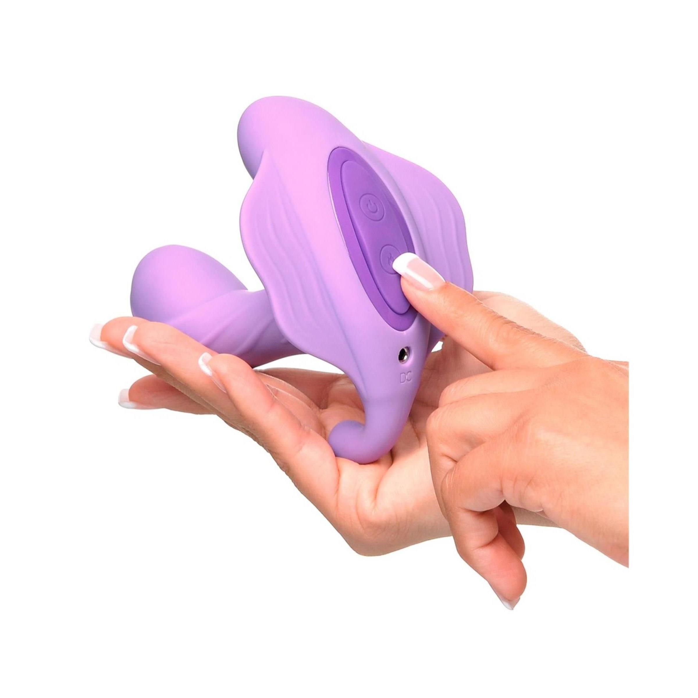 Hand berührt lila Wellness-Produkt. Power-Taste sichtbar.