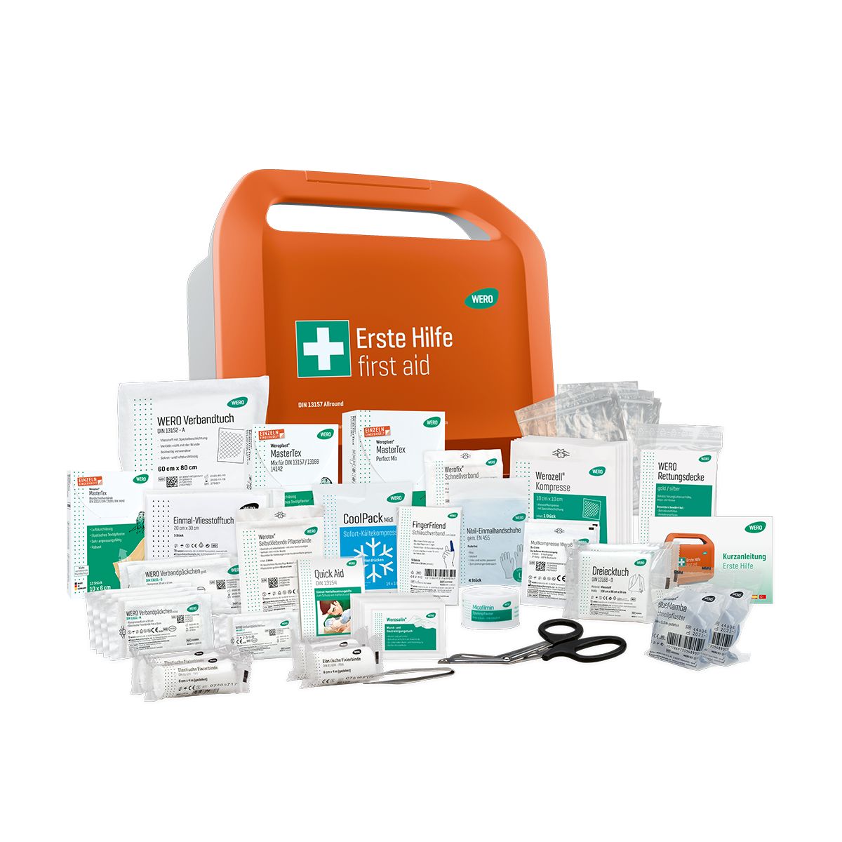 Erste-Hilfe-Koffer, orange, mit Inhalt: Verbandszeug, Schere, Kühlpackungen. Weißes Kreuz und Schriftzug: Erste Hilfe, first aid.