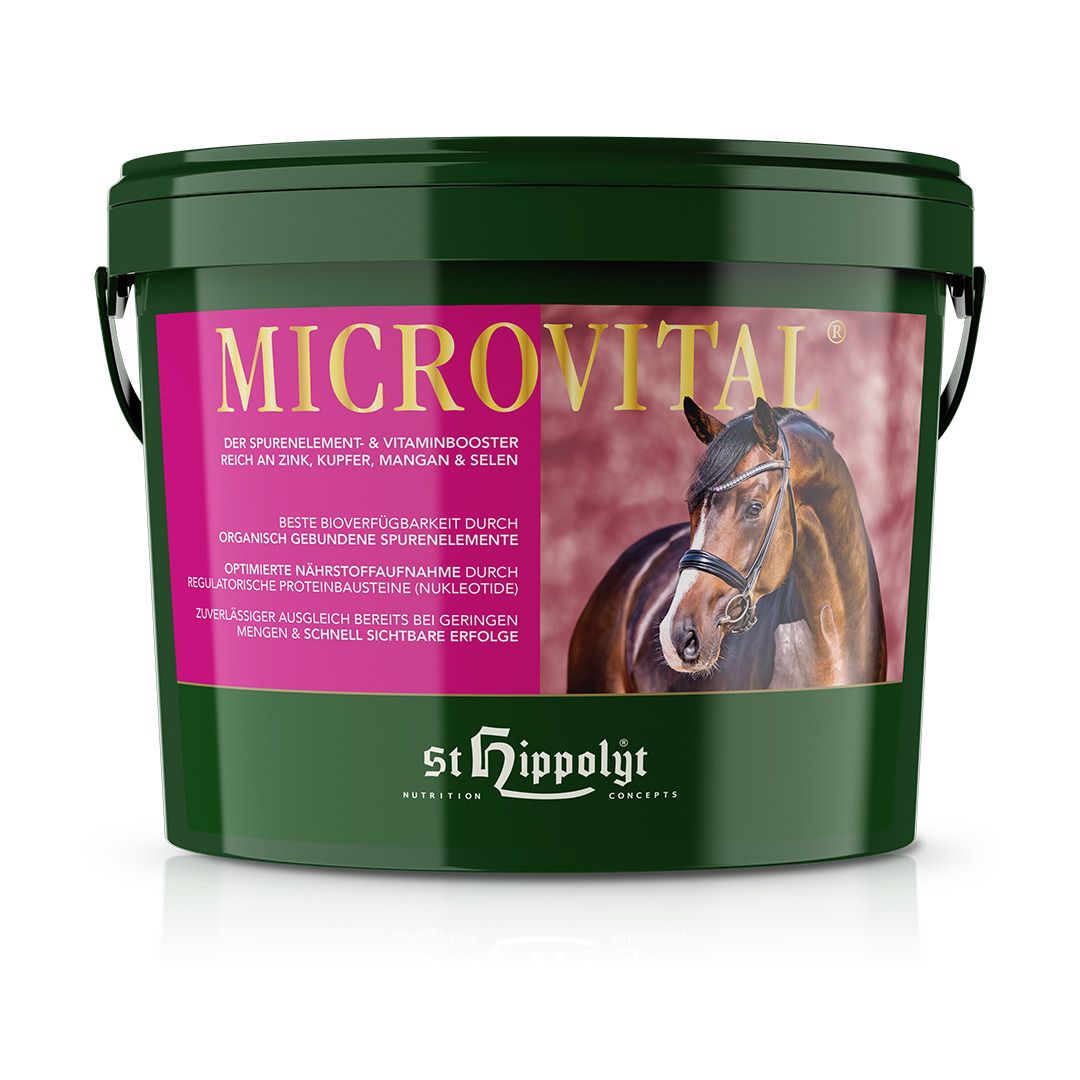 Grüner Eimer mit pinkfarbenem Etikett. Aufschrift MICROVITAL, St. Hippolyt. Abbildung eines Pferdekopfes.