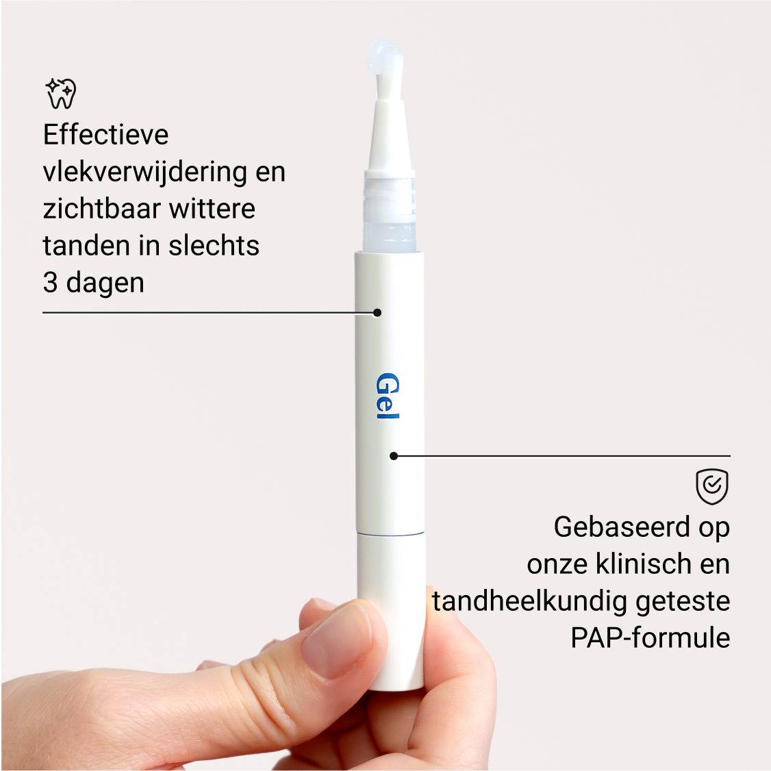 Handen gieten een vloeistof in een gelpen.