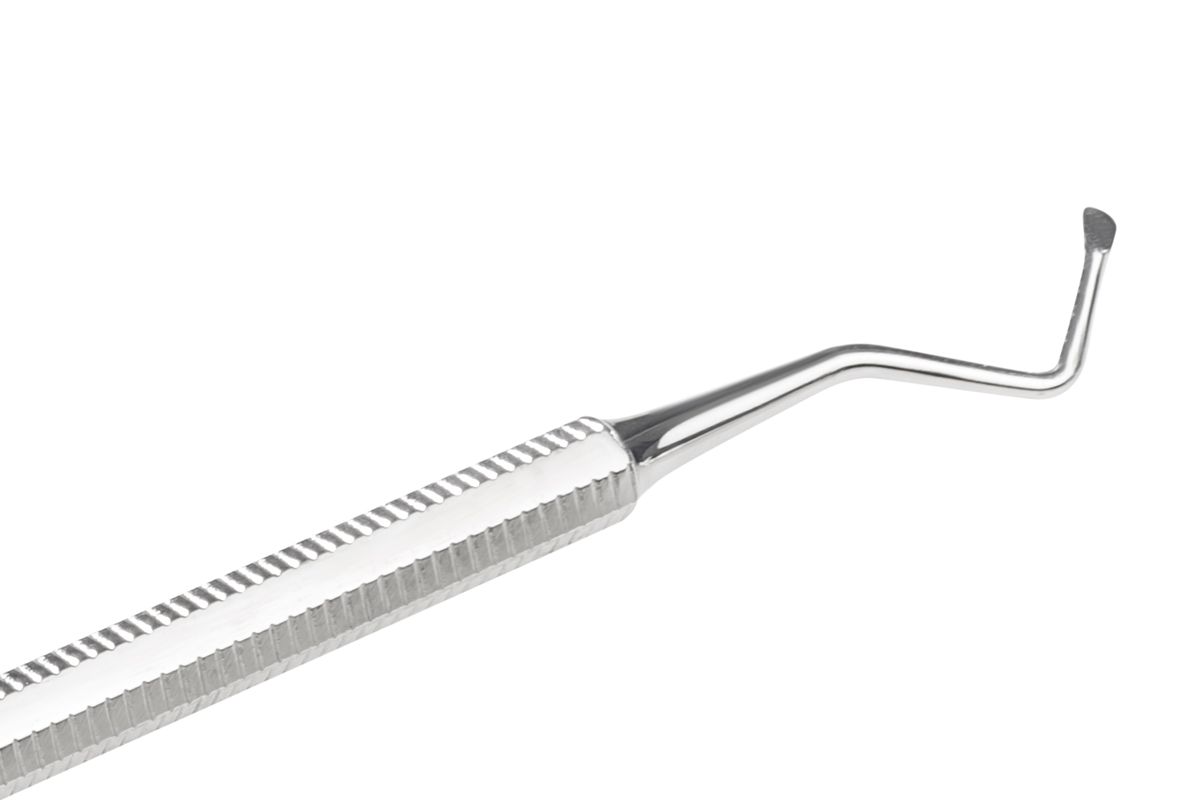 Detailansicht eines medizinischen Instruments mit gerändeltem Griff und einer gebogenen Spitze.